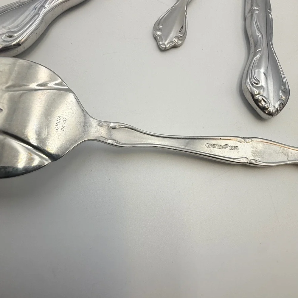 Oneida Andrina 18/8 Stainless Flatware 45 Piece Set Scroll Design Silverware